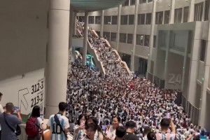 离场的球迷们依然在高喊梅西