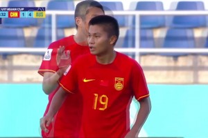 蒯纪闻禁区前带球内切低射破门，U17国足2-4澳大利亚