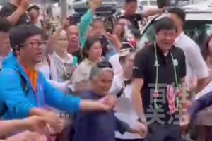 范志毅率队到达贵州，大伙热情迎接