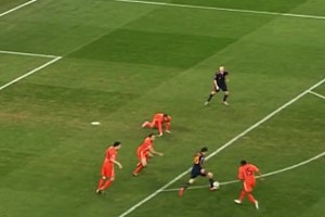 讨论：10世界杯荷兰遭绝杀失球，范德法特的责任大吗？