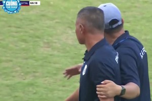 越南U15球员挑衅对方教练席，遭本队主帅水瓶暴击头部教训