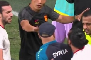 王大雷怒喷叙利亚教练，郑智上前劝架