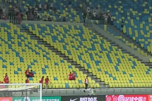 国足谢场！球迷破口大骂：解散、退钱、滚回去...