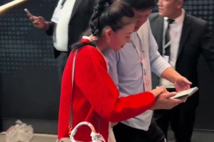 聊啥呢？范志毅给娇妻分享手机里的内容