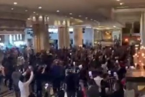征战亚冠！C罗抵达伊朗，遭大批球迷围堵