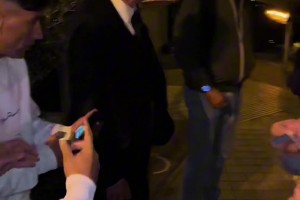 皇马主帅安切洛蒂出行被球迷要求合影，还和粉丝击掌