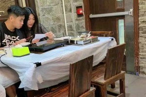 祝福！戴伟浚和杨莉娜一起吃火锅，两人举止亲密