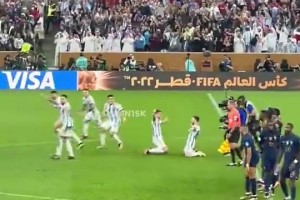 梅西世界杯夺冠后跪地庆祝 ，随后姆巴佩看了他一眼