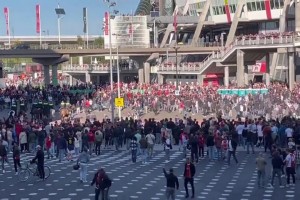 阿贾克斯0-3落后球迷投掷烟花比赛被叫停！球场外爆发球迷骚乱！