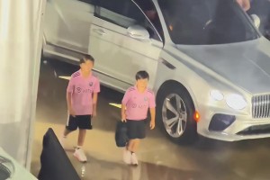 安东内拉当起了梅西的“司机”，护送球王抵达球场