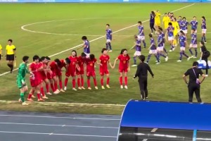 中国女足赛后为日本教练组&球迷鞠躬