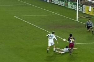 05年18岁梅西的斩获欧冠生涯首球！