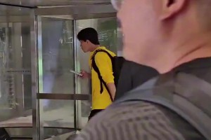 又恨又爱！国足抵达曼谷，中国球迷前往接机