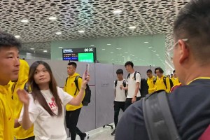 凯旋！国足深夜抵达深圳&球迷热情接机 武磊最受欢迎