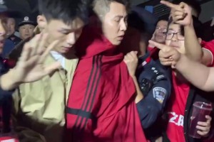 球迷支持韩国赛后遭围堵谩骂丢水瓶：汉奸 CNM！