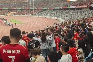 找骂？女球迷在国足球迷区晒韩国国旗