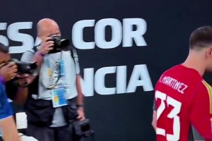 现场实拍大马丁和巴西球迷争吵，心系阿根廷球迷