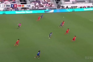 中国女足0-1落后美国！索菲娅-史密斯门前包抄破门