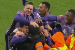 利物浦进球球迷闯入庆祝！努涅斯狂拍头，科纳特扔帽子！