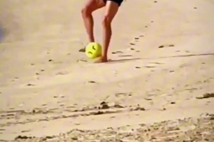 C罗开始训练沙滩足球，肌肉线条让人羡慕