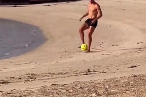 这是真的热爱！39岁C罗迪拜沙滩上踢足球