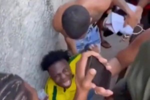 吓尿了！甲亢哥在巴西贫民窟被几个蒙面大汉“绑架”😂