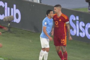 染红！佩德罗与罗马球员发生冲突两黄变一红被罚下！