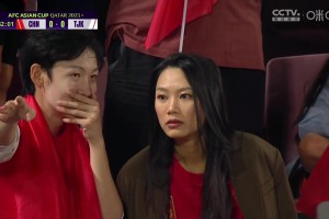说啥呢？看台国足男球迷捂嘴与女球迷交流