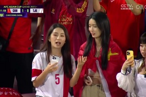 养眼！现场惊现两位中国美女球迷