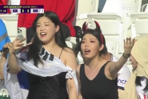 李记帝被马宁出示黄牌！韩国女球迷看台怒骂