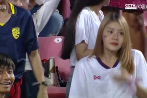 泰国女球迷看台领喊 镜头扫到她突然娇羞