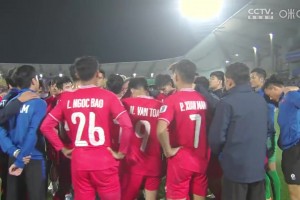 越南成本届首支出局队！特鲁西埃赛后聚集球员喊话鼓励