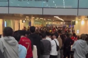 中国球迷迎接C罗，机场入境口被围得水泄不通
