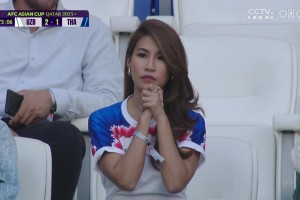 看到镜头害羞了！场边着急的泰国美女球迷