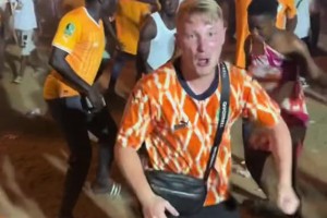 足球的快乐，科特迪瓦淘汰卫冕冠军后球迷载歌载舞