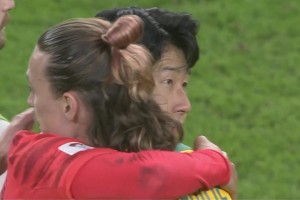 致敬！赛后孙兴慜和澳大利亚球员拥抱！