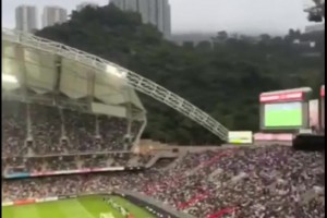 诈骗赛？中国香港球迷看台大骂“回水（退票）”！