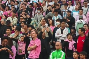 梅西中国行 球迷身穿C罗球衣怒骂：FXXK 梅西