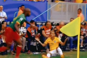 2014世界杯，被喀麦隆球员欺负的内马尔用行动找回场子