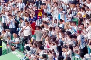阿根廷北京赛罗迷高举C罗球衣，网友：不敢想象他现在有多爽
