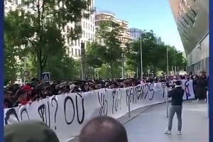 当年巴黎球迷组织大规模抗议：厌倦了雇佣兵！必须解雇梅西！