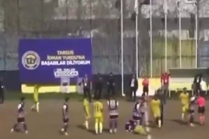 土耳其联赛球员被主裁推搡，痛苦倒地滚了10圈