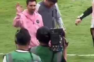 在与中国香港队中场结束时，球迷高呼梅西，梅西和球迷们挥手互动