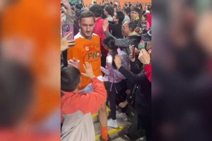 比梅西接地气！香港贺岁杯皮耶罗托蒂里瓦尔多等名宿与球迷互动