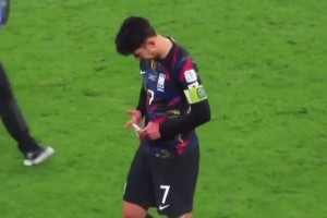 韩国球迷看了更泪奔！被淘汰后的孙兴慜强忍泪水，整理手指绷带