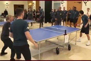 刚仁兄玩乒乓球要适度啊！看看利物浦队内是怎么玩乒乓球的
