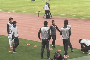川崎前锋替补球员热身时 对山东泰山球迷比出2:0的手势