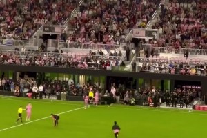 梅西被换下时一球迷冲进场，被大量安保直接按住