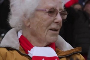 92岁的诺丁汉森林球迷，眼睛失明却仍然保持着对球队的热爱