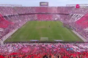 感受一下今天阿根廷“超级德比”纪念碑球场的壮观